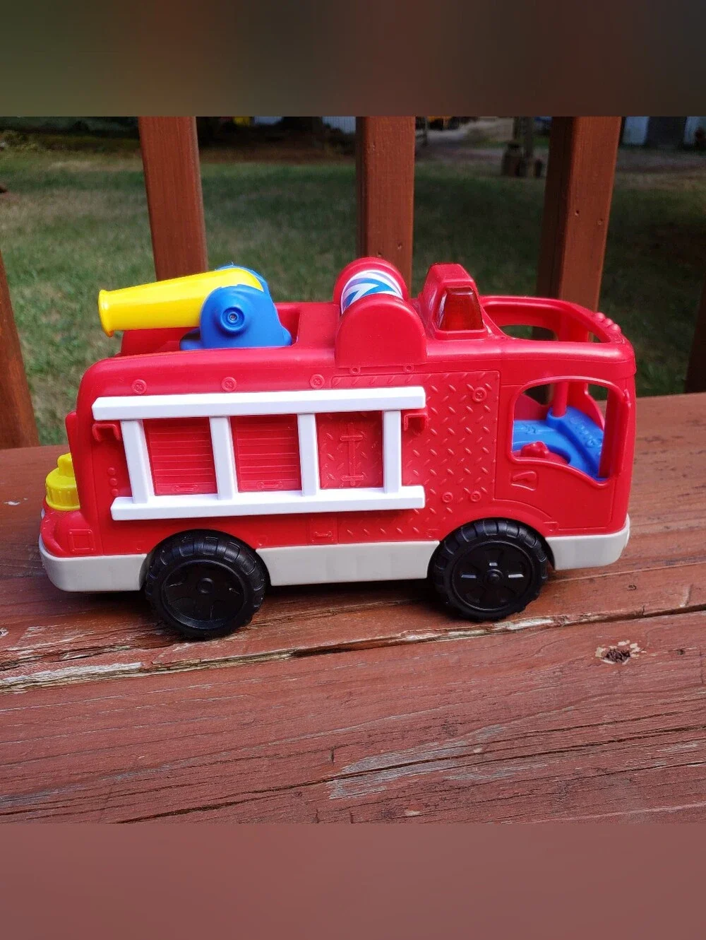 2016 Fisher-Price Little People Fire Truck & Firefighter Figures - Makes Noise